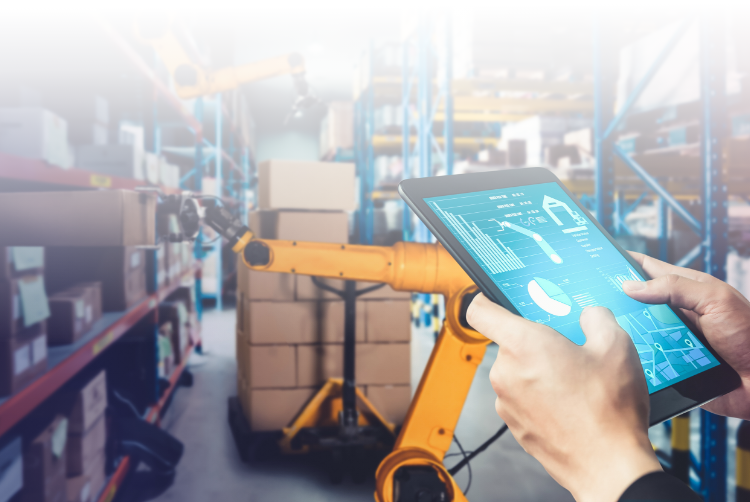 Handen die een tablet vasthouden met een Warehouse Control System, WCS software, in een geautomatiseerd magazijn