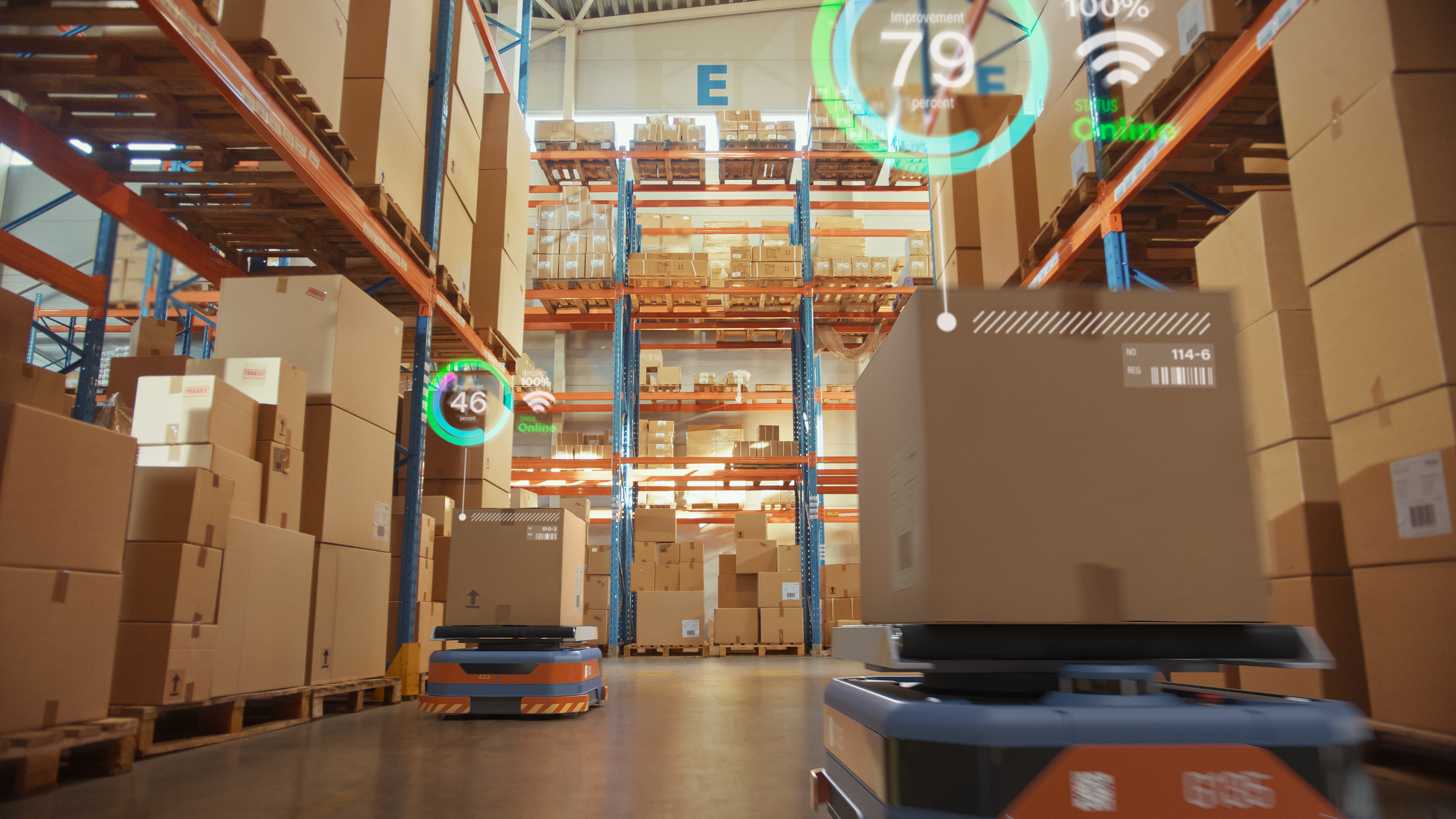 Geautomatiseerde warehouse robotics met infographics die kartonnen dozen leveren