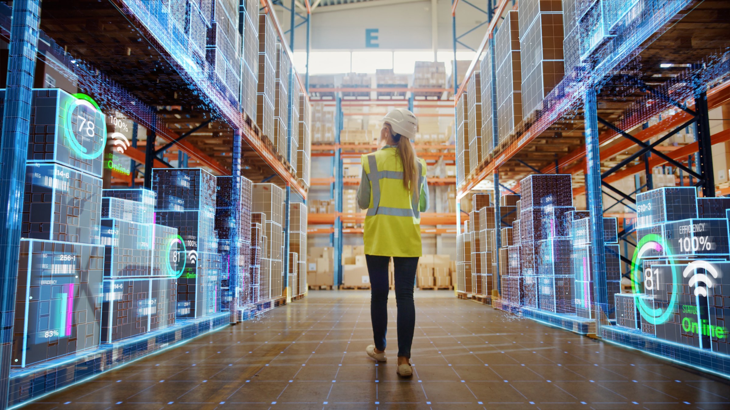 Magazijnmedewerker voert inventarisatie uit terwijl het Warehouse Management System goederen verwerkt en analyseert